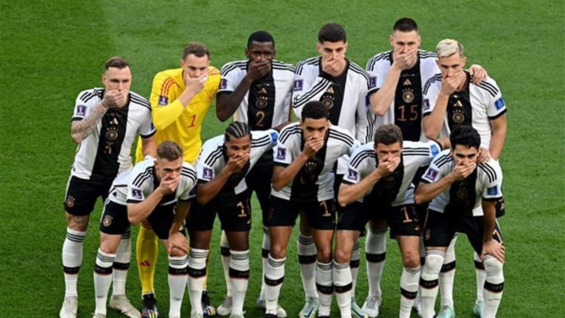 قبل المباراة... لاعبو ألمانيا يكمّون أفواههم احتجاجاً على رفض دعم المثليين