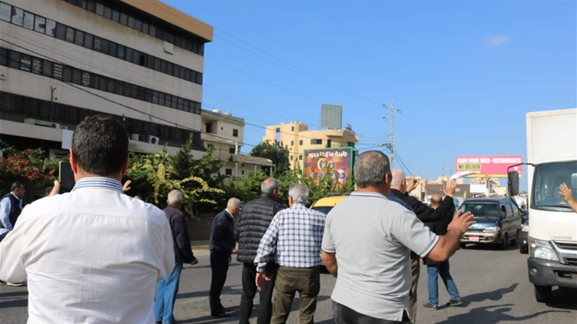 وقفة على المسلك الغربي من أوتوستراد جبيل للمطالبة بصيانته