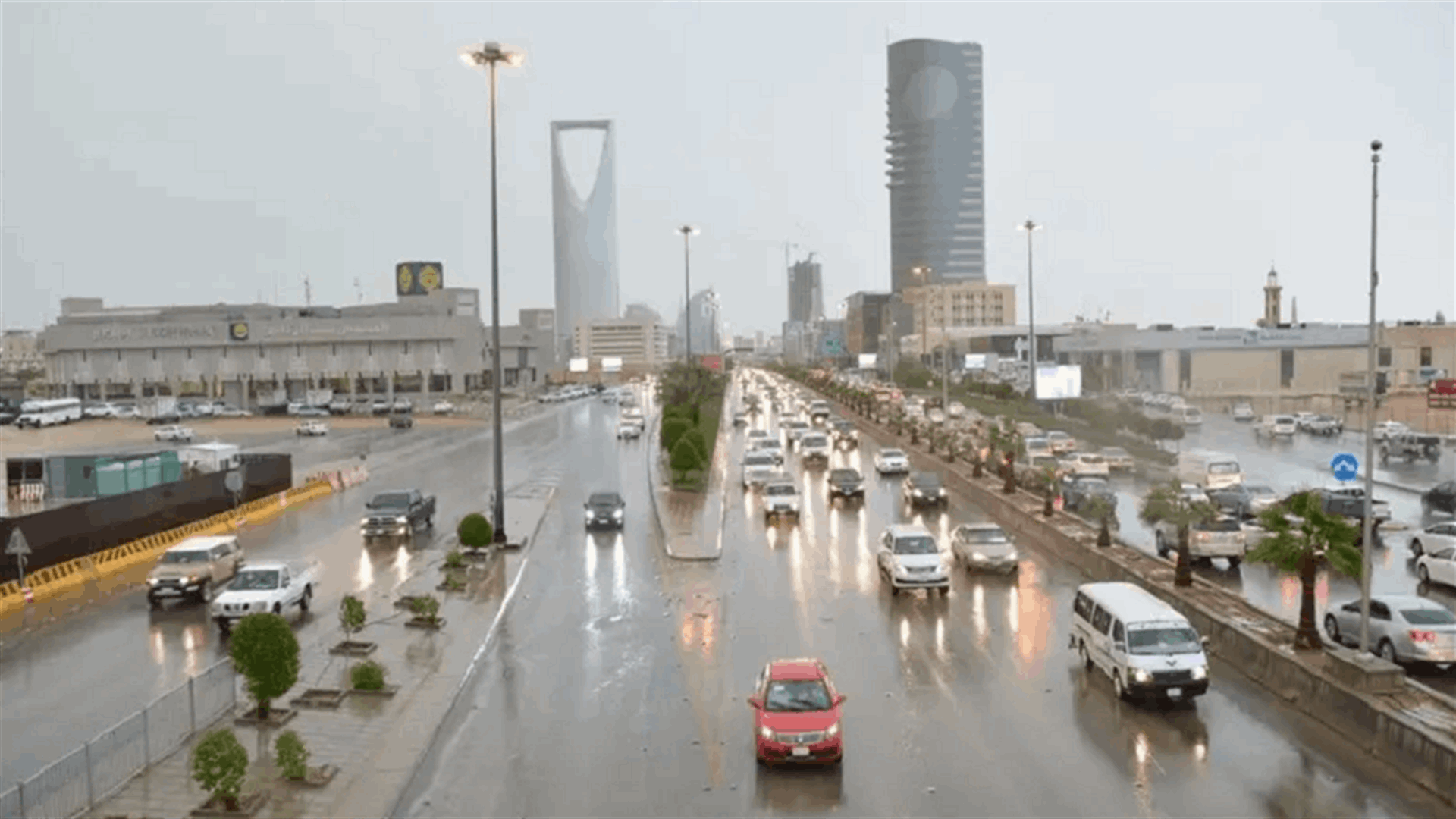 عاصفة في السعودية تتسبب بتعليق الدراسة وإغلاق الطرق إلى مكة (فيديوهات)