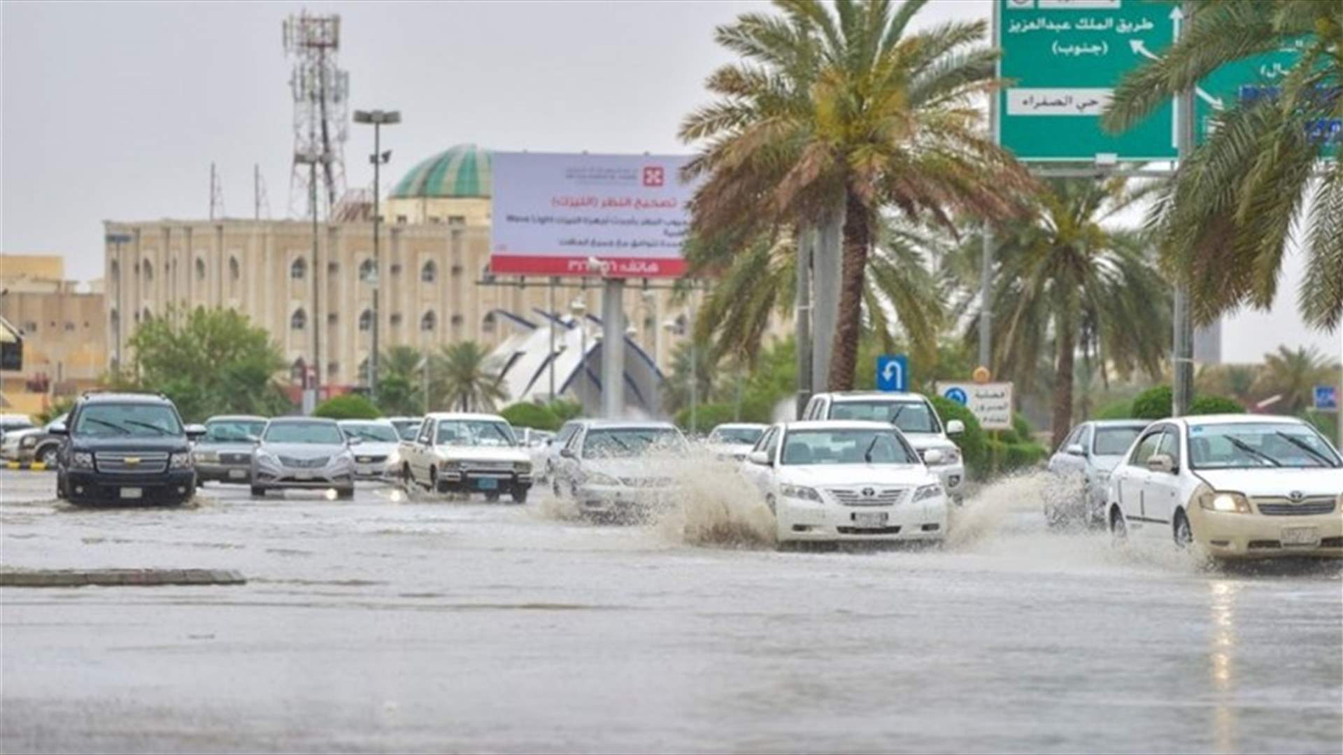 أمطار غزيرة في السعودية تتسبب بوفاة شخصين وتعليق الدراسة وإغلاق طرق