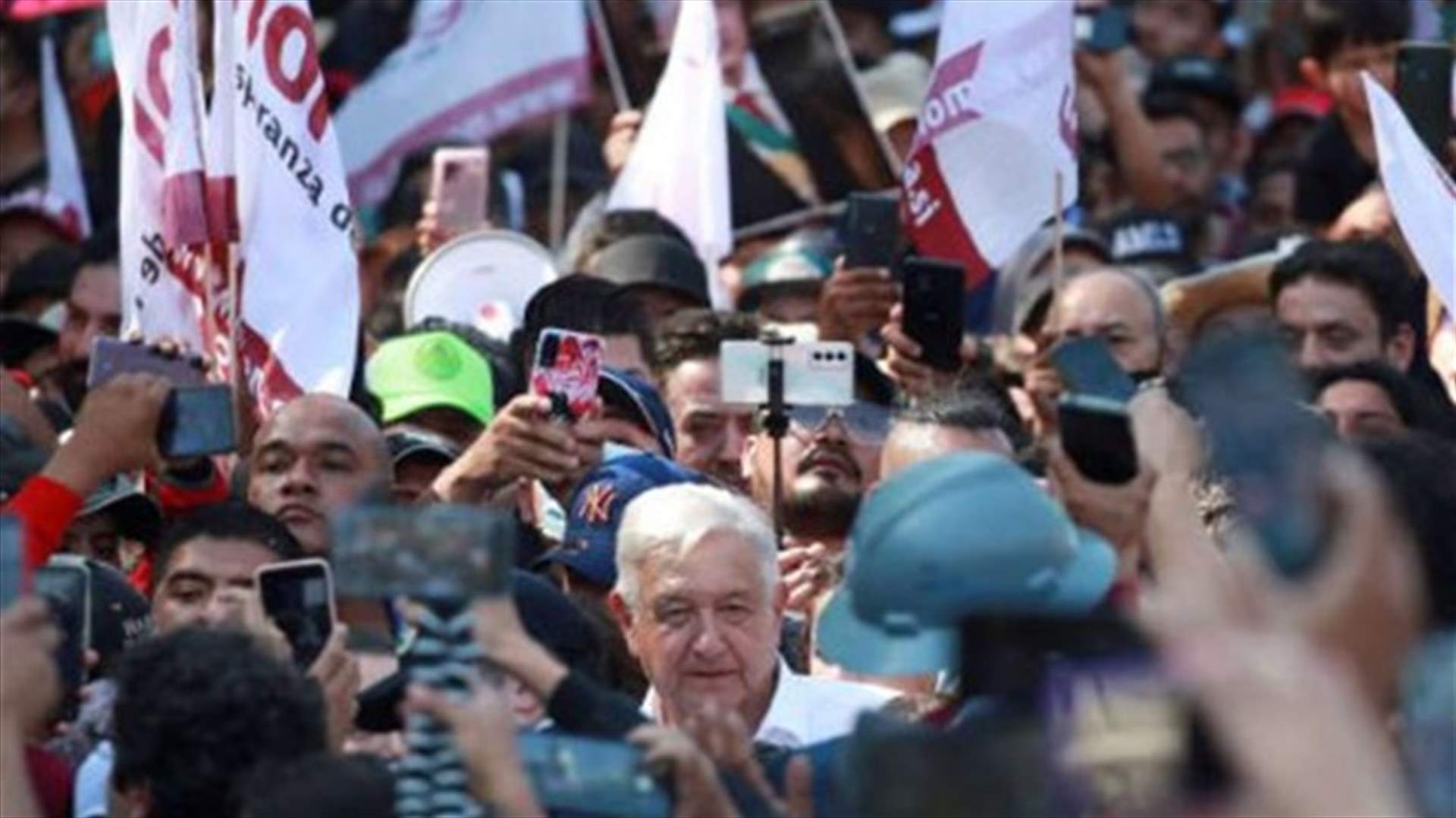 الرئيس المكسيكي يستعرض قوته في مسيرة تأييد وسط العاصمة