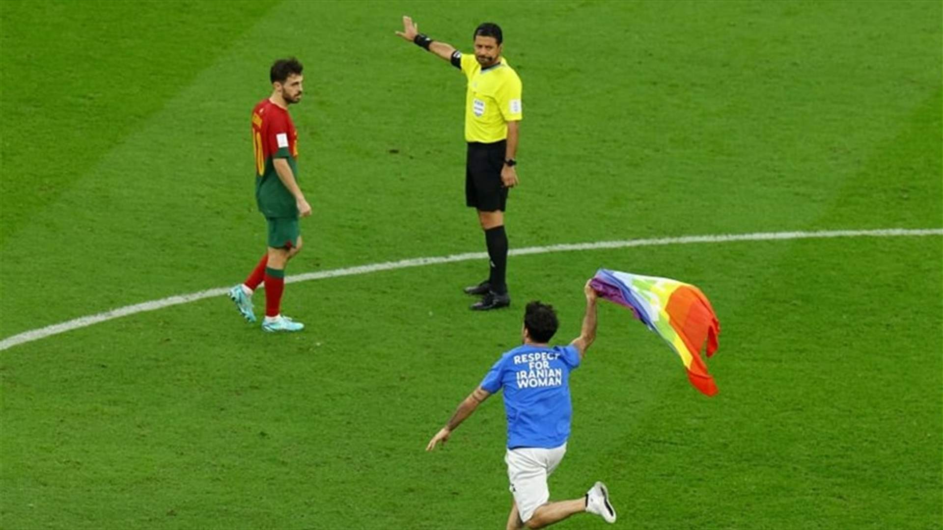 "أنقذوا أوكرانيا"... مشجع يقتحم مباراة البرتغال والأوروغواي (فيديو)