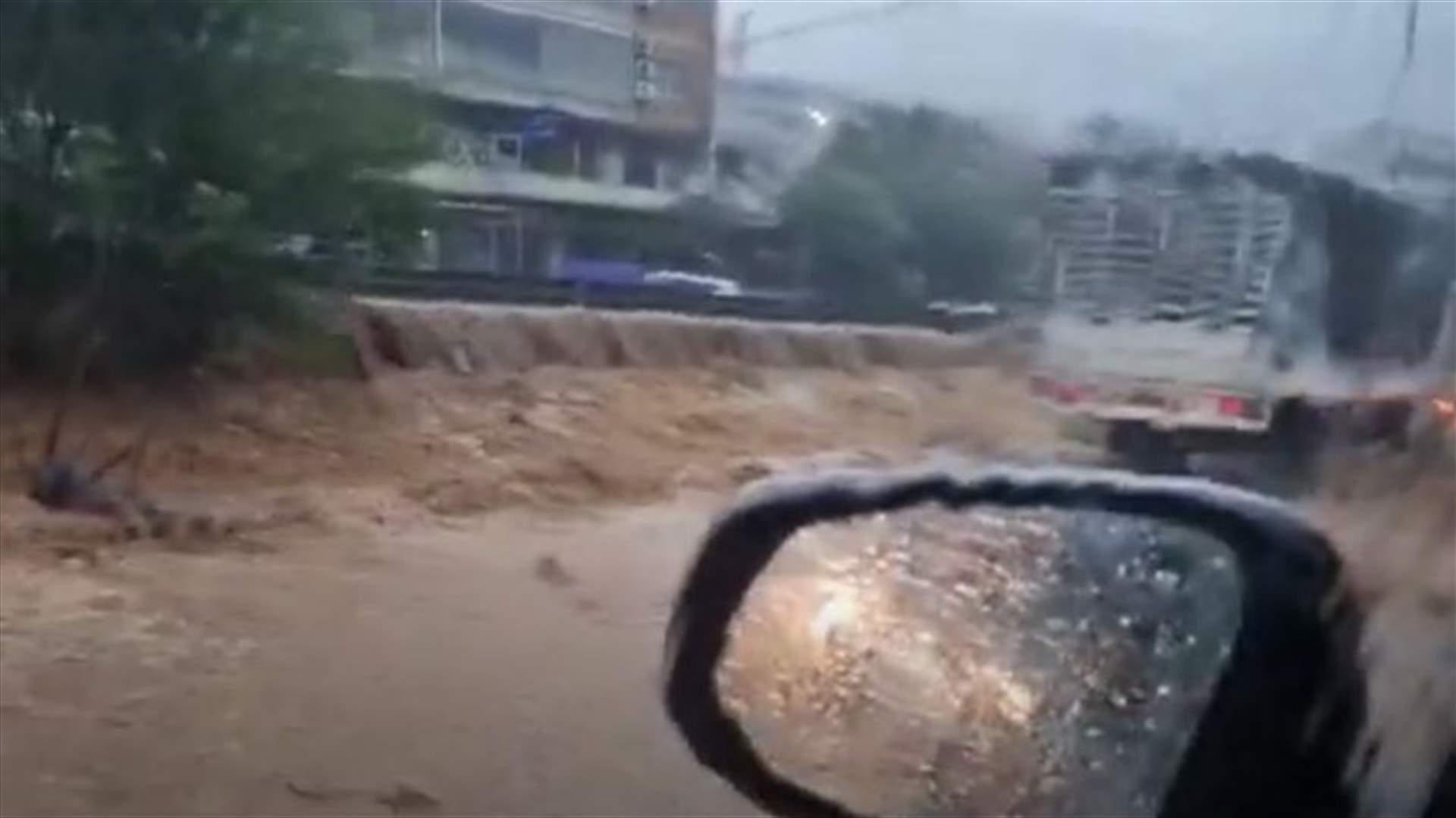 مشهد الطرقات مع سيول الامطار الكبيرة ... اليكم الفيديوهات