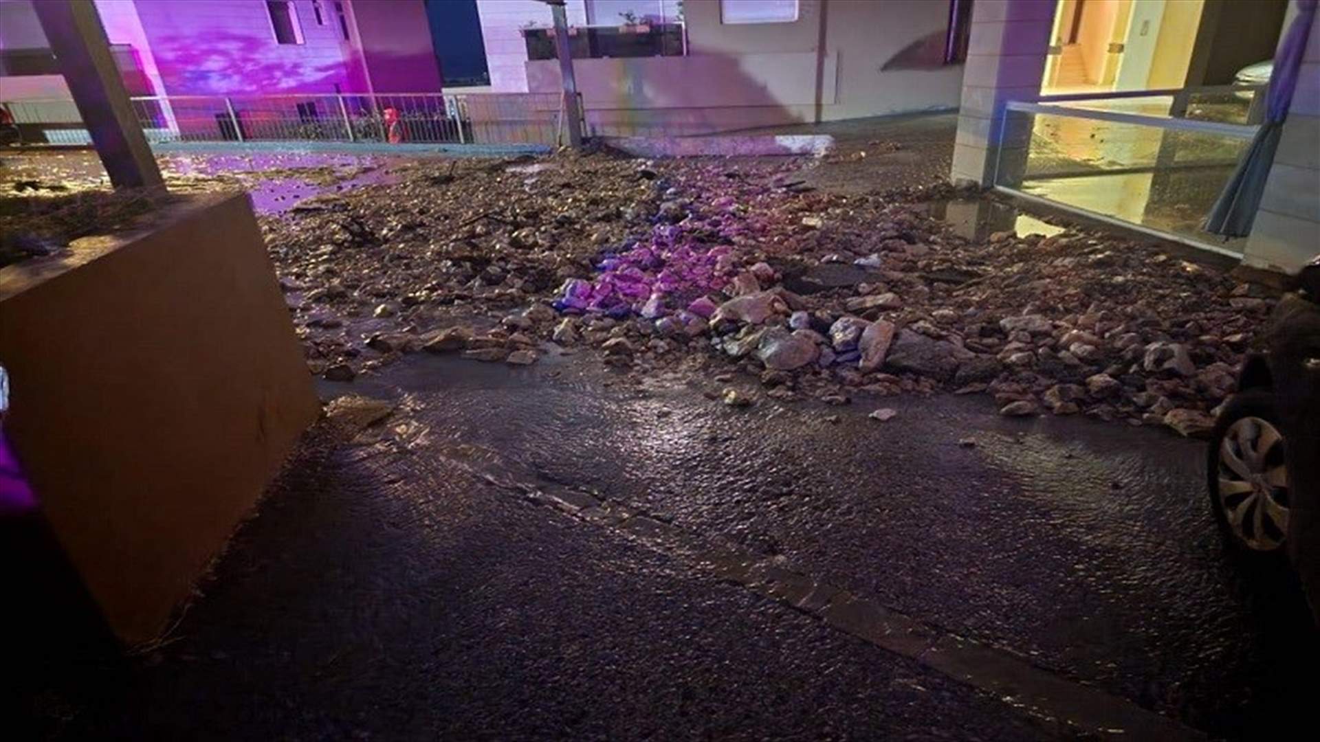 الدفاع المدني: عمليات إنقاذ وسحب سيارات وسحب مياه من داخل منازل ومستودعات في الفيدار ومستيتا وحالات وبلاط