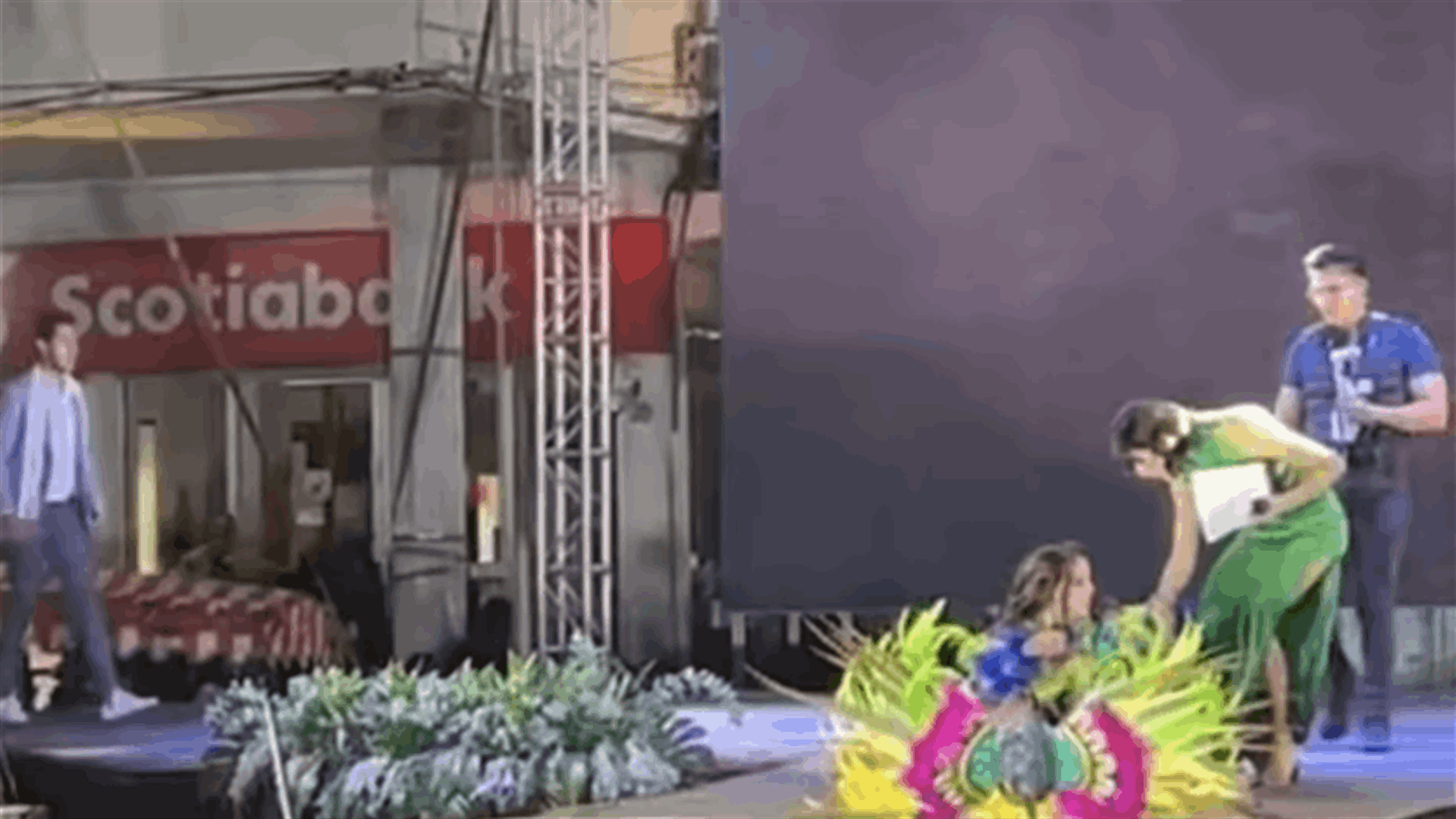موقف مروع في المكسيك... مشاركة في مسابقة جمالية تتعرّض لصعقة كهربائية على المسرح (فيديو)