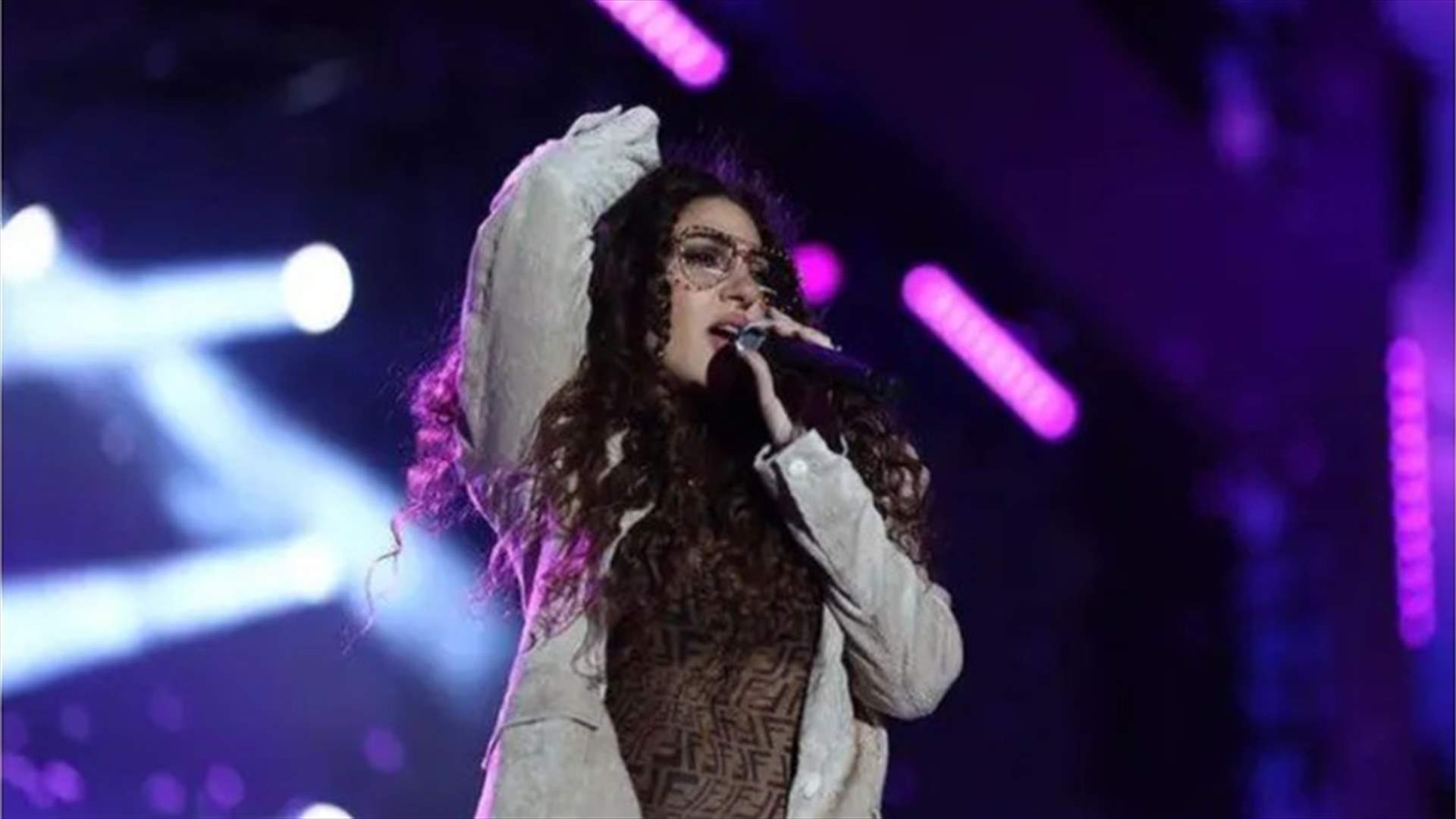 ميريام فارس تخلع سترتها على المسرح.. وتشعل الأجواء في حفلها بالسعودية (فيديو)