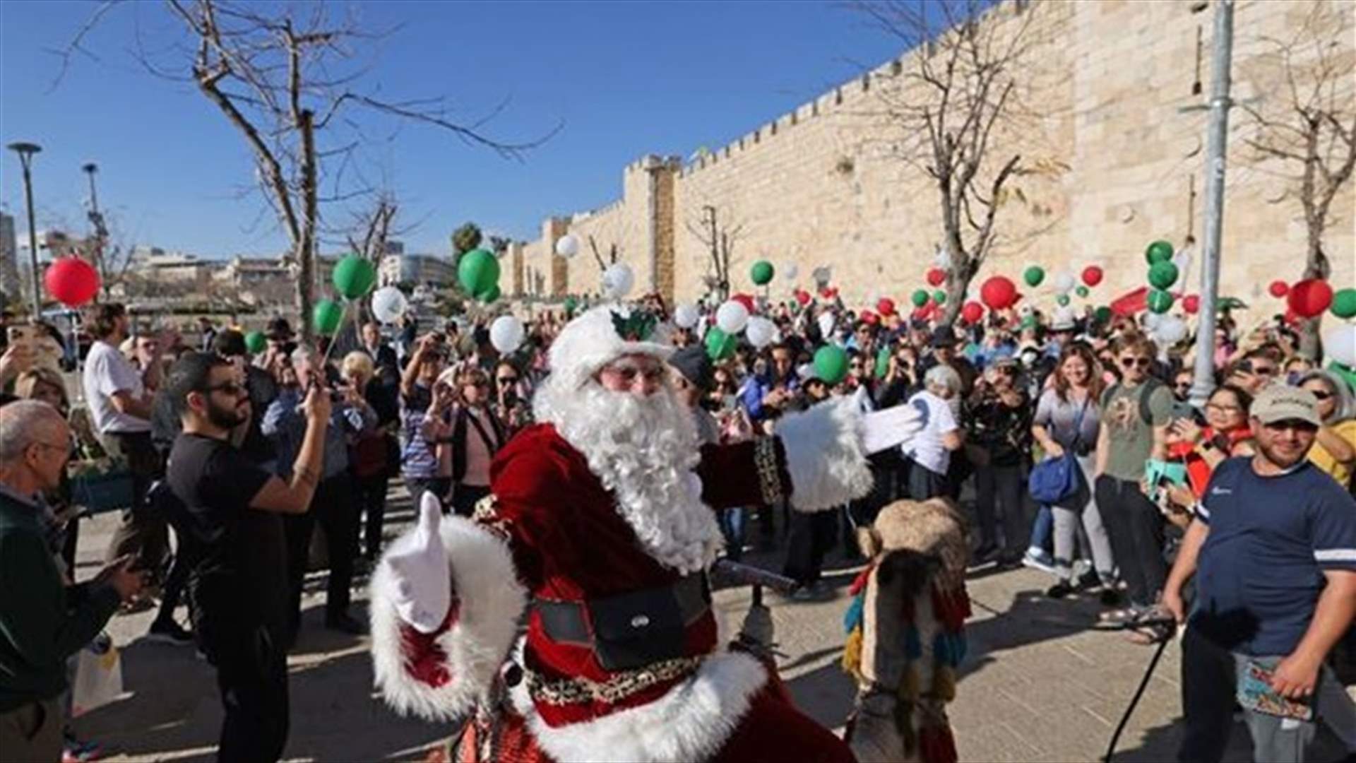 في القدس الشرقية... "بابا نويل" فلسطيني يضفي الفرح على الحجّاج المسيحيّين وغيرهم (صور)