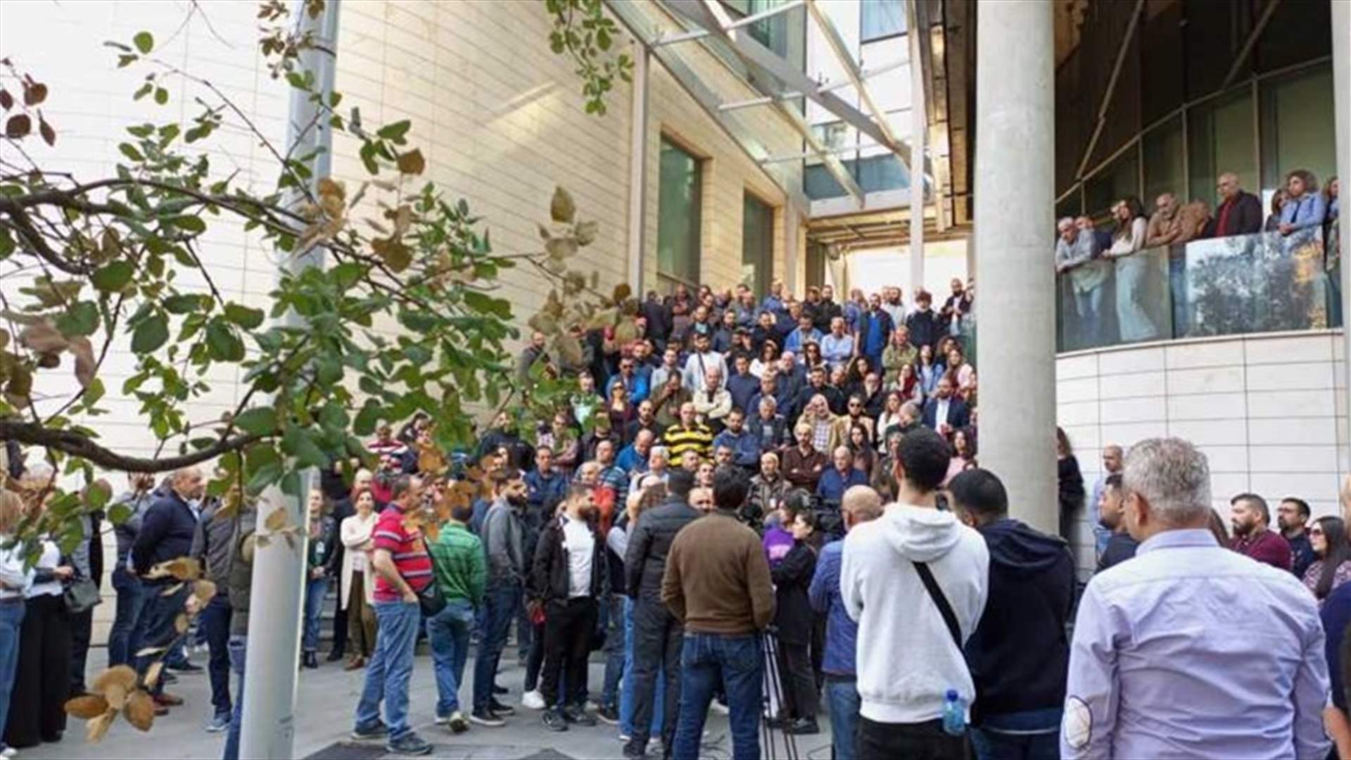 موظفو ألفا وتاتش يواصلون إضرابهم عن العمل لليوم الثالث