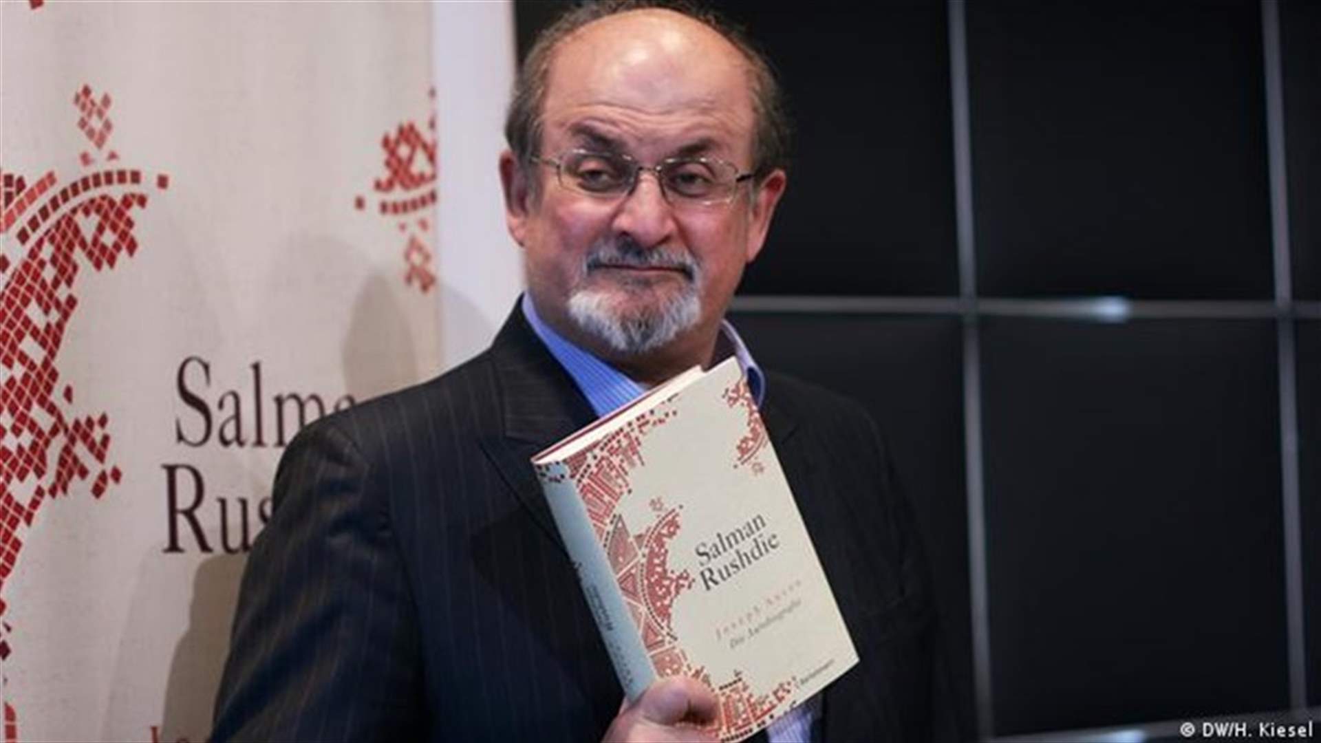 بعد أن فقد عينه وأصيب بشلل بيده...سلمان رشدي يكشف مقتطفات من كتابه الجديد!