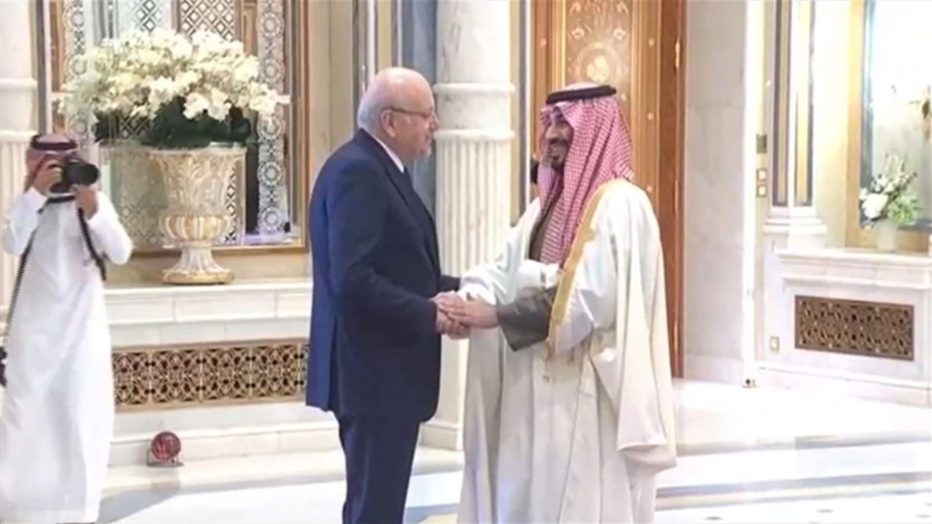 لقاء بن سلمان وميقاتي: تأكيد على أهمية انتخاب رئيس للبنان وتنفيذ الإصلاحات... وبن سلمان "استمرار دعم لبنان"