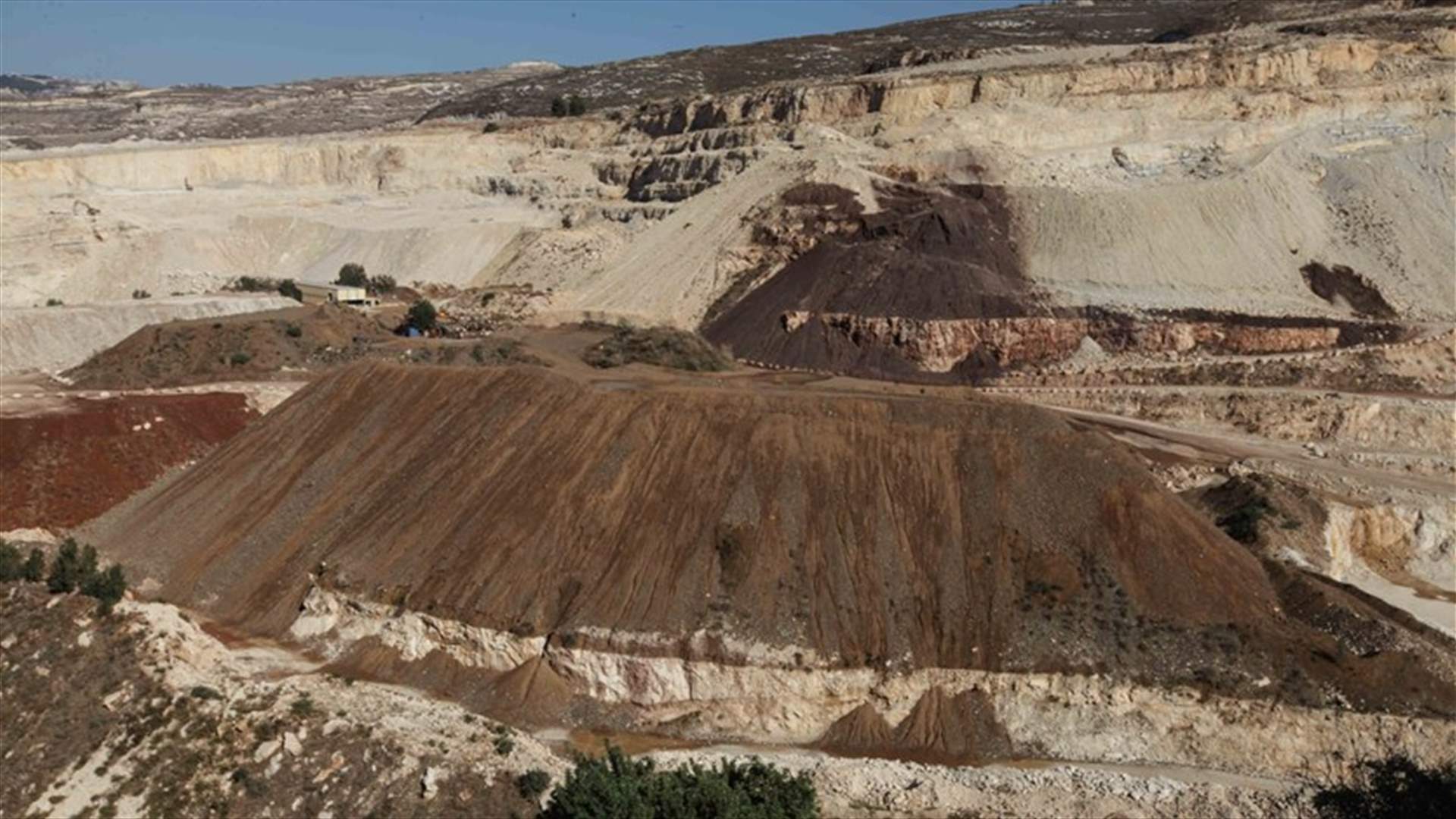 الخوري وياسين بحثا في  مستحقات الخزينة من المقالع والكسارات ومحافر الرمل