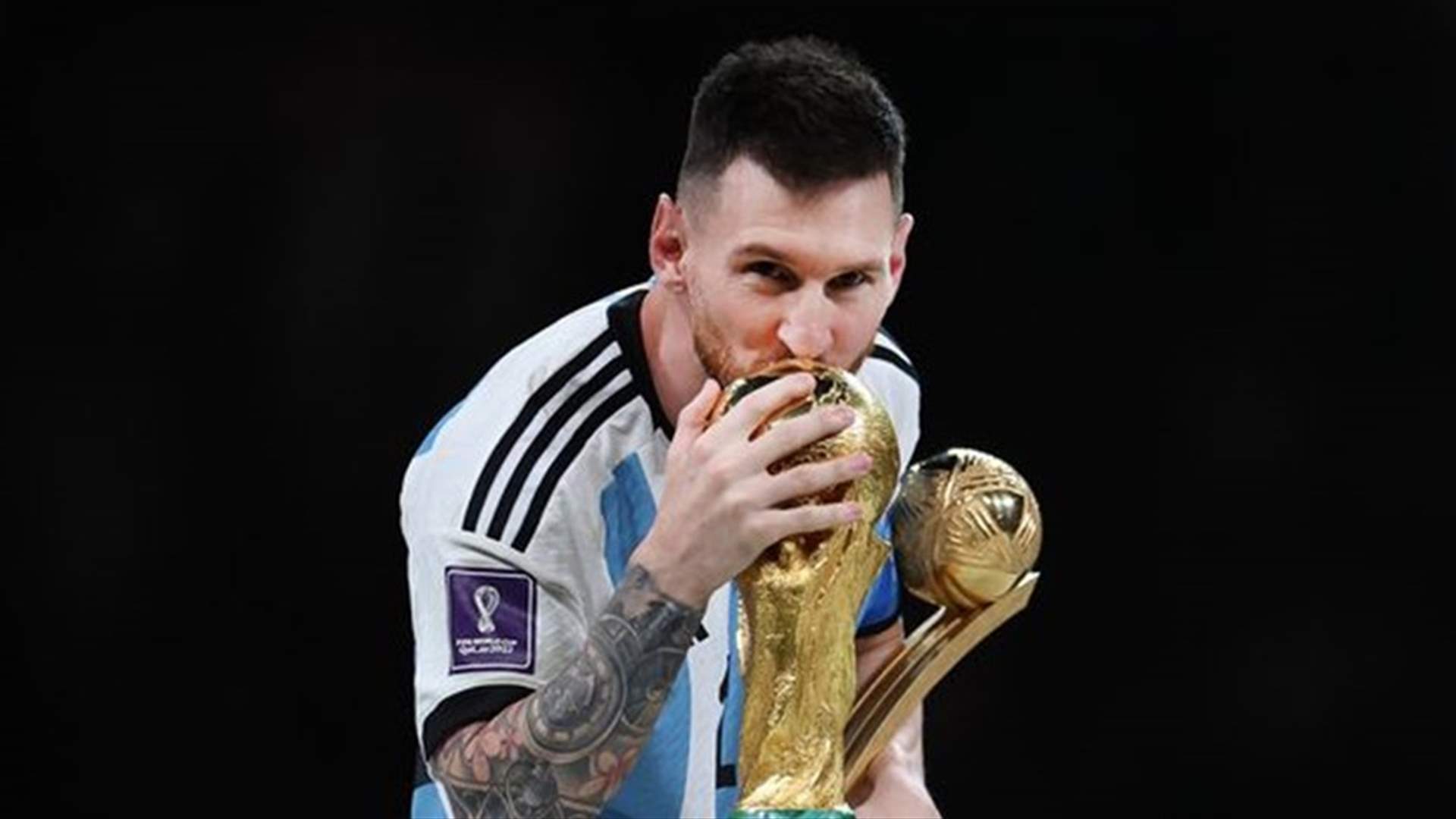 بعد فوز الأرجنتين بمونديال 2022... ميسي يحتضن كأس العالم في السرير :&quot;صباح الخير&quot; (صور)