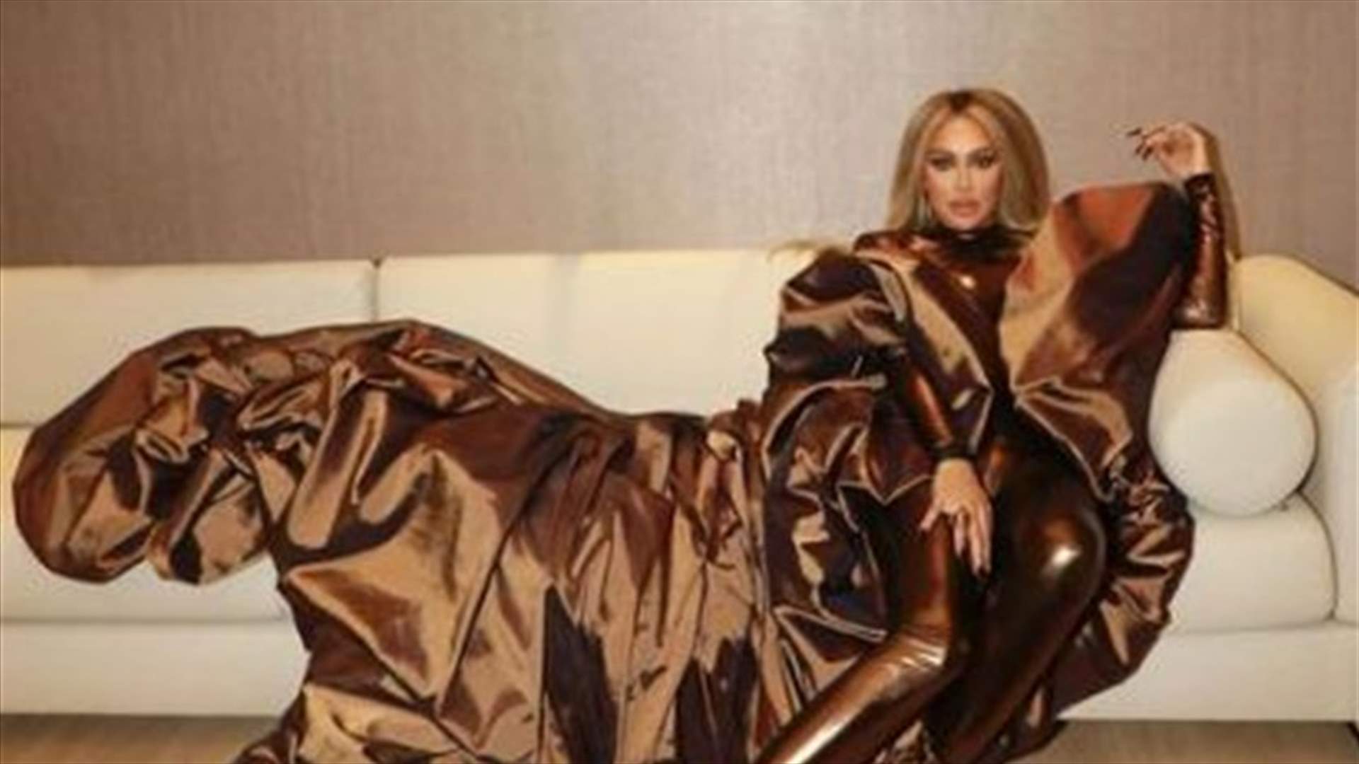 مايا دياب تتبرّع بفستانها لشراء الهدايا لأطفال لبنان