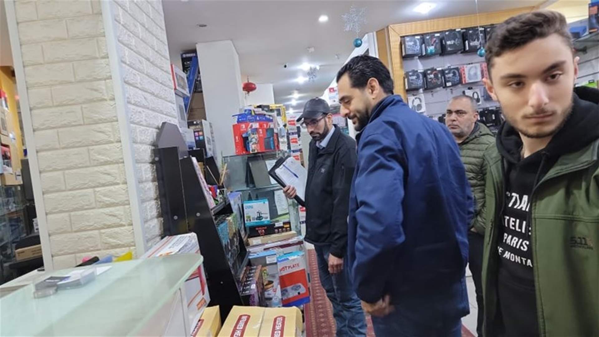 المدير العام لوزارة الإقتصاد جال على عدد من محال الهواتف والكهربائيات في مدينة النبطية