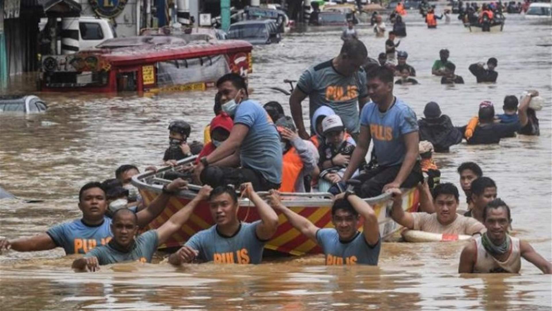 أربعة قتلى وفرار عشرات الآلاف من منازلهم بسبب فيضانات وعاصفة في الفيليبين