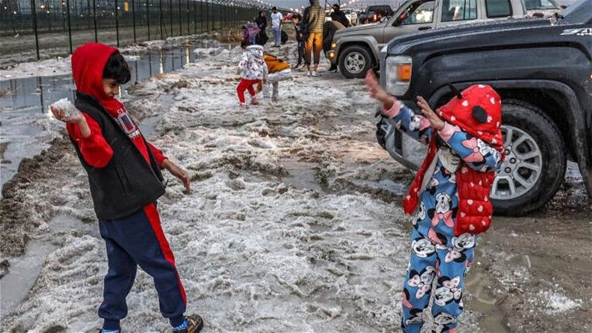 سقوط نادر للبرد في الكويت