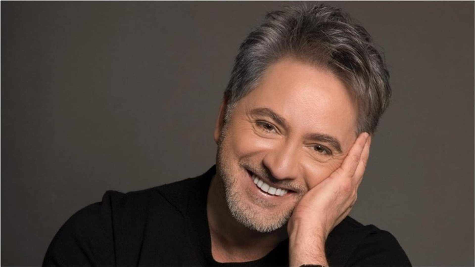 مروان خوري مع زوجته في أوّل صورة بعد زواجهما... أمام شجرة عيد الميلاد رغم اختلاف الدين