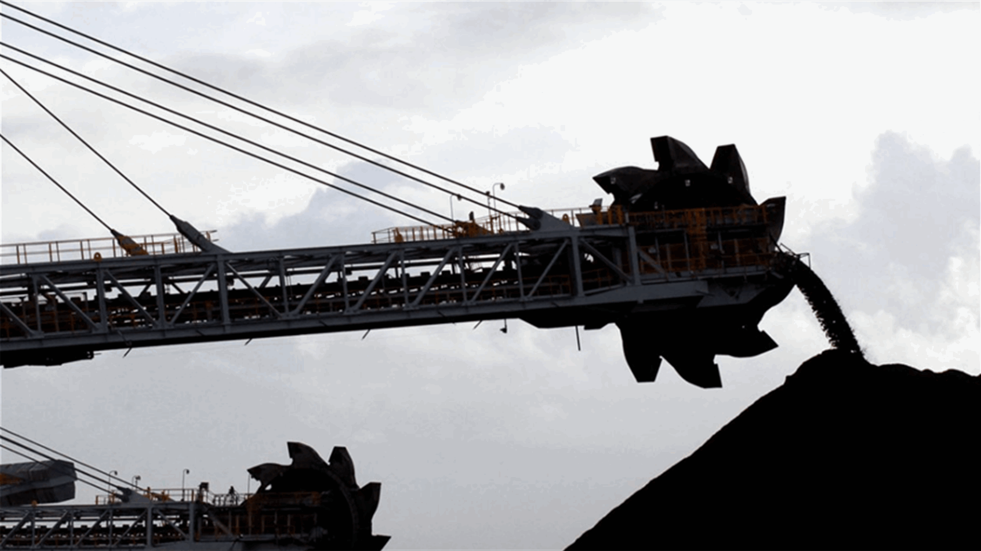 Coal, gas lead 2022 commodities rally; recession clouds new year