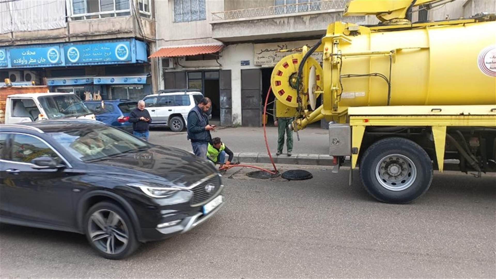 حميه: مواصلة تنظيف مجاري تصريف مياه الامطار على طول الاوتوستراد