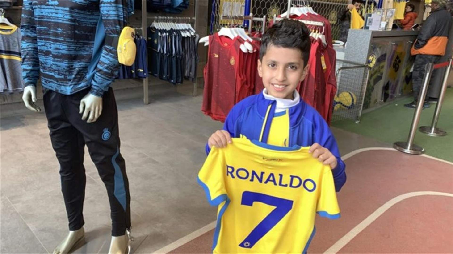 &quot;لحظة تاريخية&quot;... جماهير النصر تتدفق لطباعة اسم رونالدو على قمصان النادي السعودي