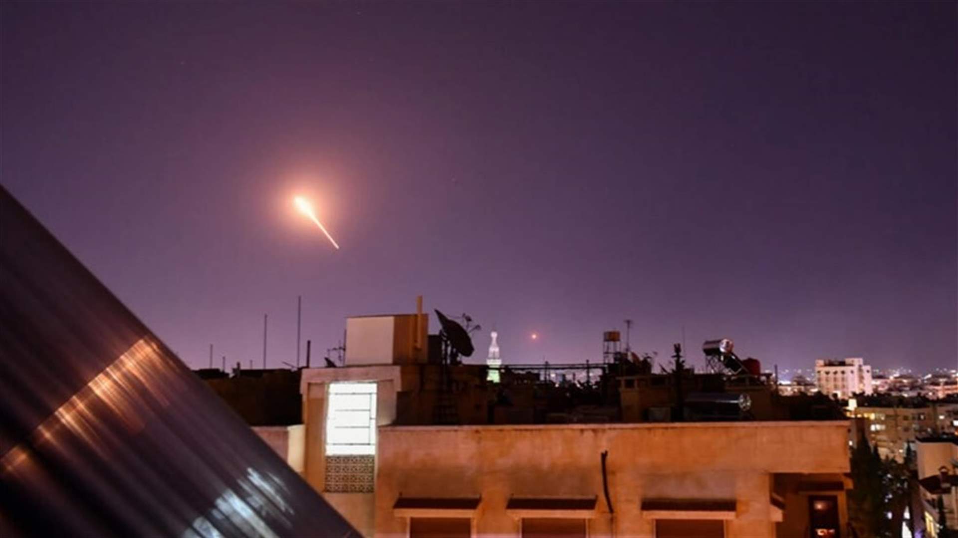 قصف إسرائيلي على مطار دمشق يضعه خارج الخدمة ويقتل عسكريين اثنين