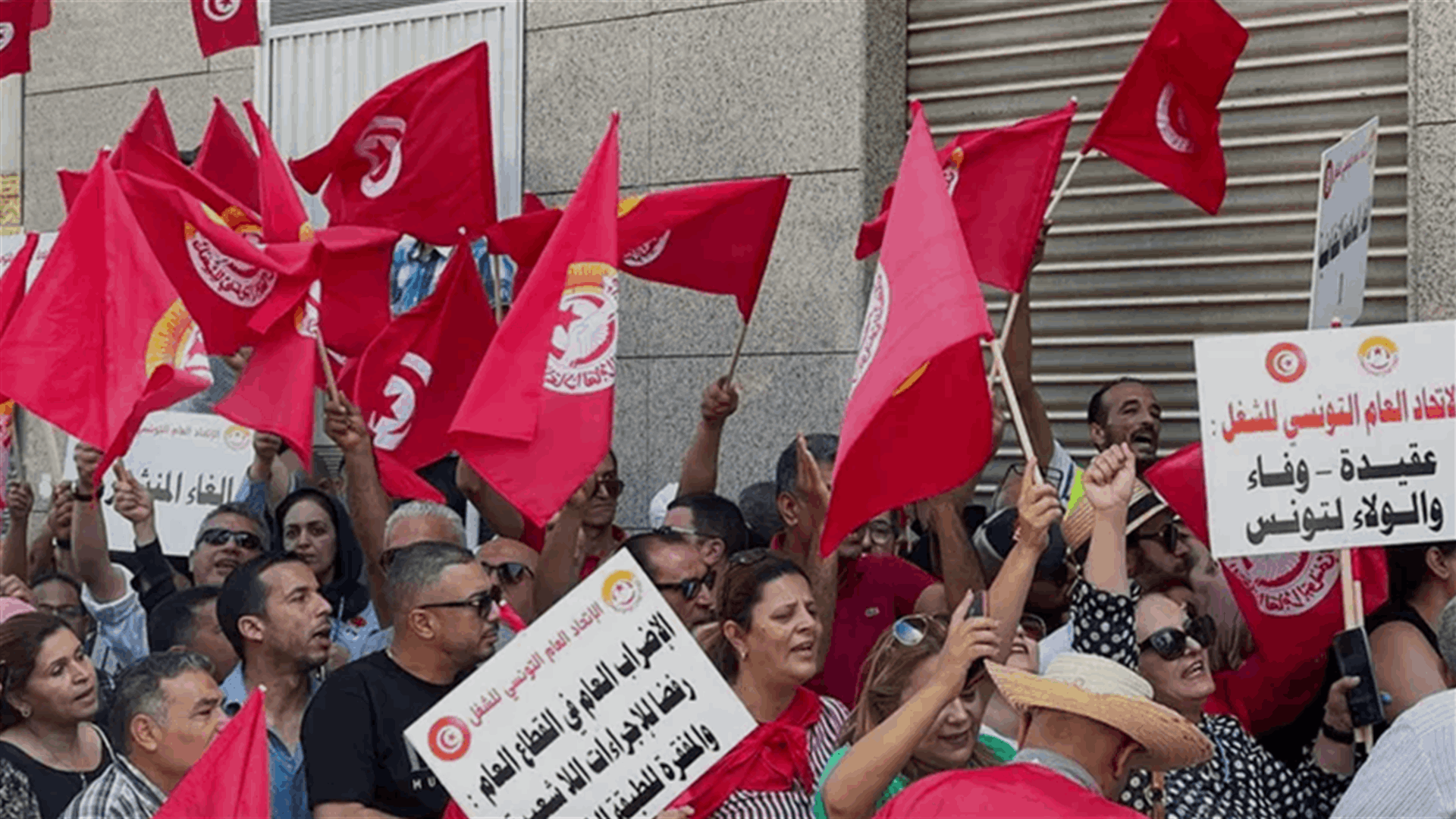 Strike over pay paralyses transport in the Tunisian capital
