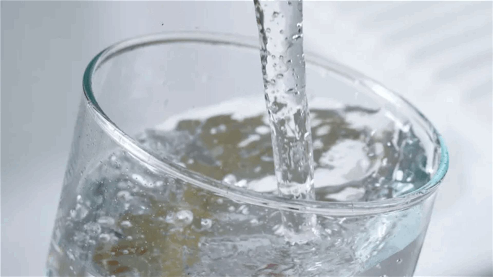 دراسة تكشف... شرب الماء قد يبطئ عملية الشيخوخة