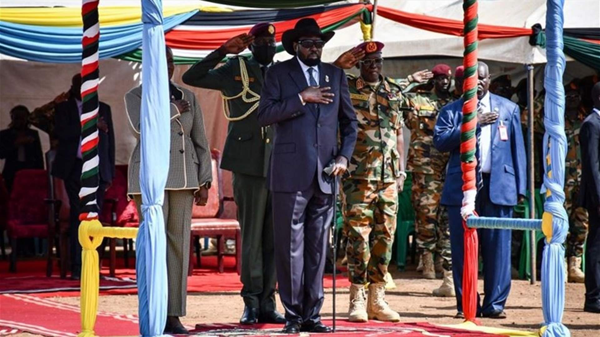 &quot;بقعة على بنطاله&quot;...رئيس جنوب السودان يتعرّض لموقف حرج