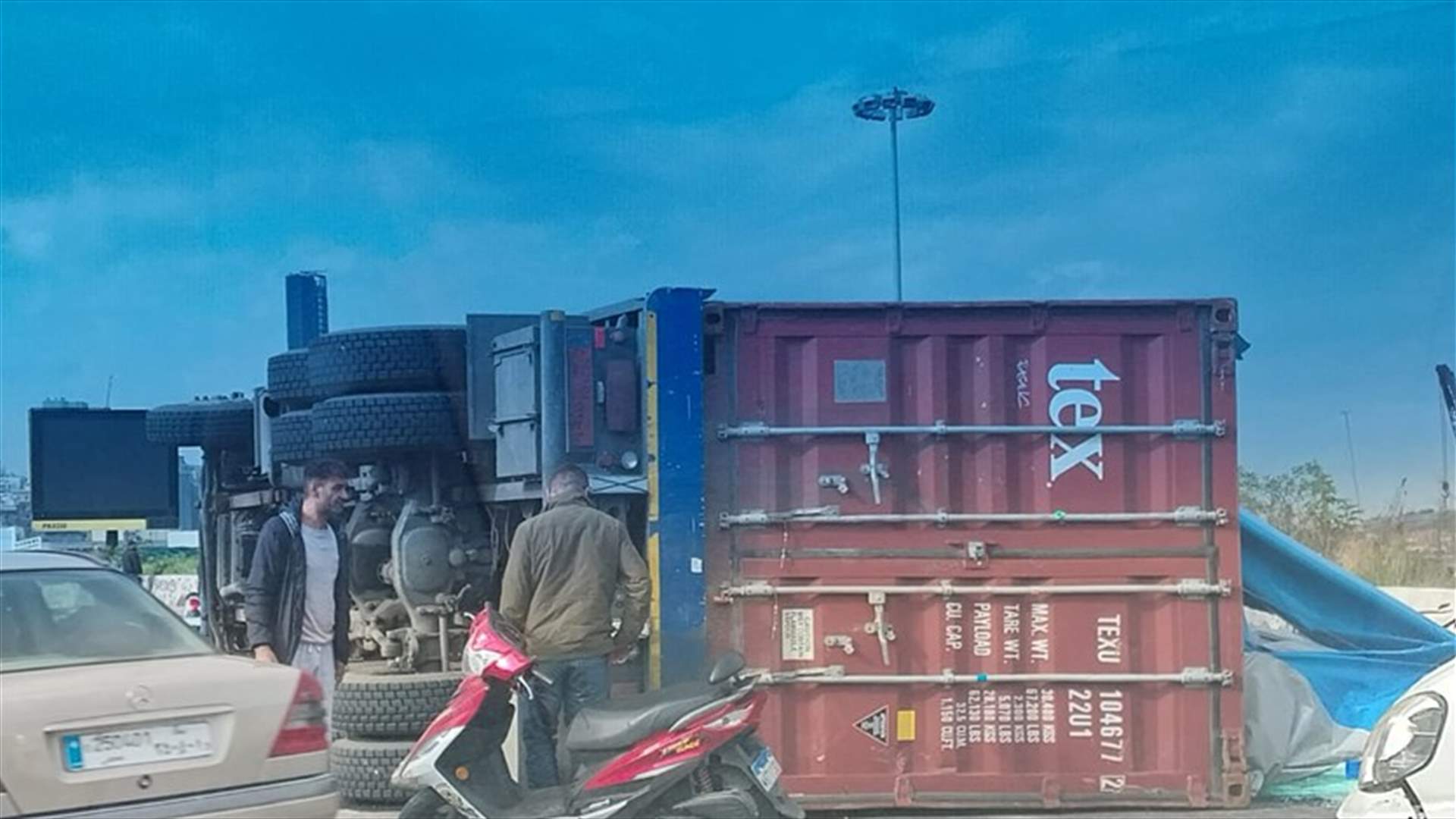 إنقلاب شاحنة على أوتوستراد المرفأ باتجاه وسط بيروت