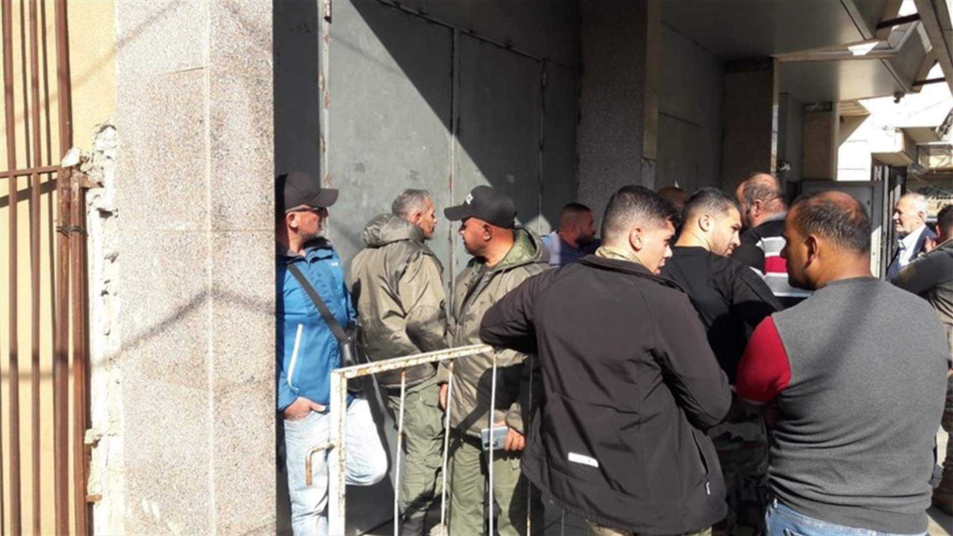 إعتصام لموظفي شرطة بلدية صور أمام أحد المصارف إحتجاجًا على عدم قبض رواتبهم