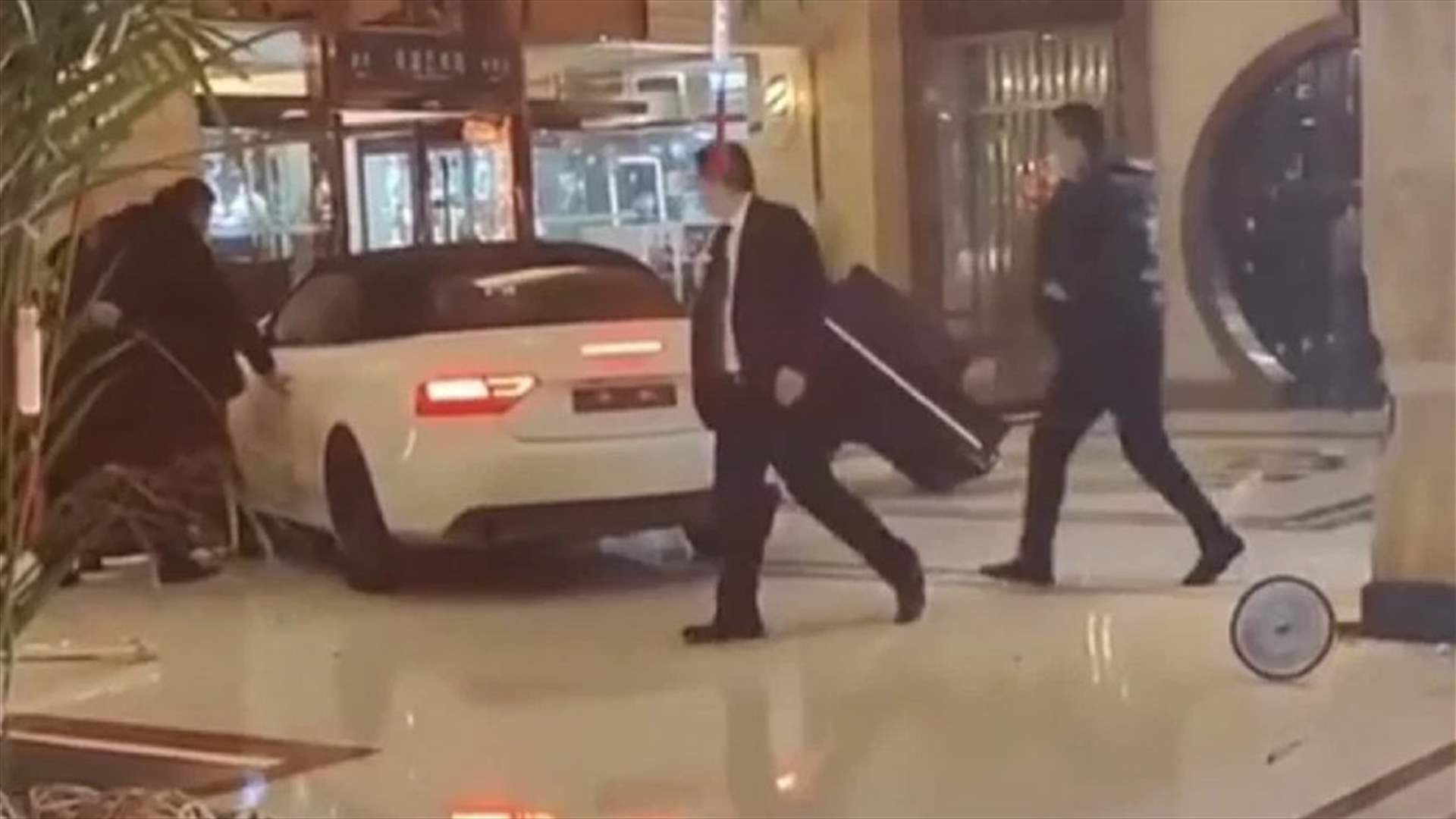 بعد مشادة كلامية... زبون يقتحم أحد فنادق شنغهاي بسيارته! (فيديو)