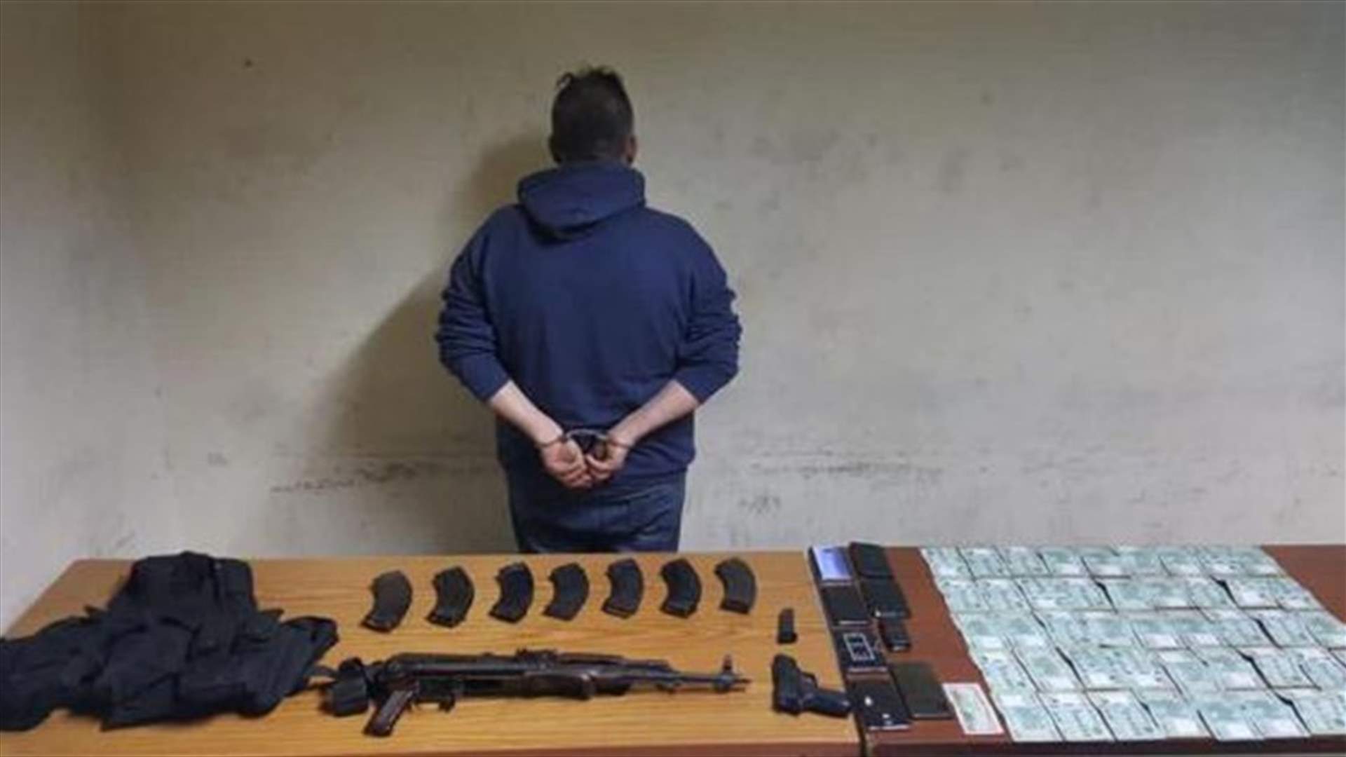 الملقب بـ "أسد" يوزّع المخدرات...