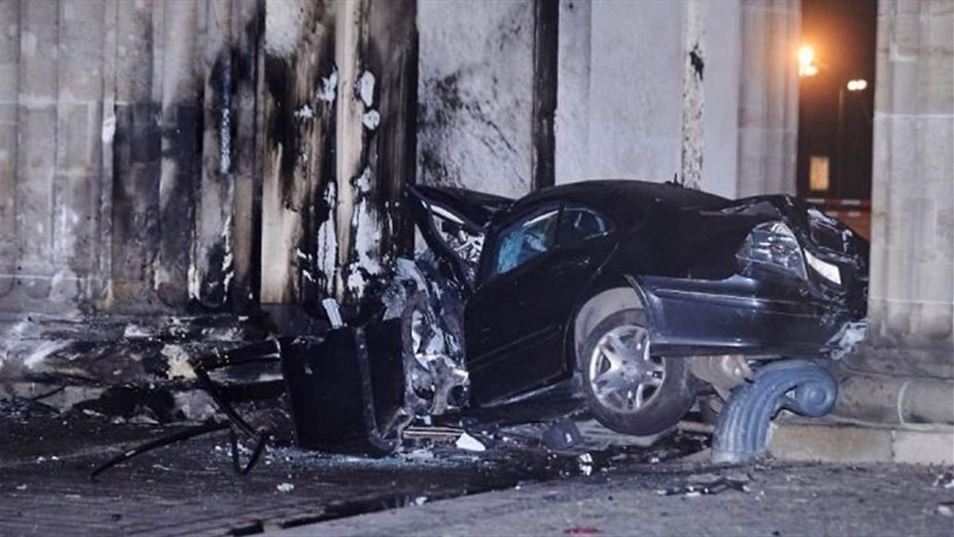 سيارة تصطدم ببوابة براندنبورغ في برلين ومقتل سائقها
