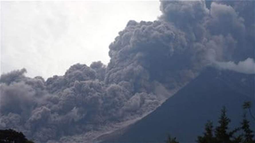 ثوران بركان في غواتيمالا يجبر السلطات على إغلاق أكبر مطارات البلاد