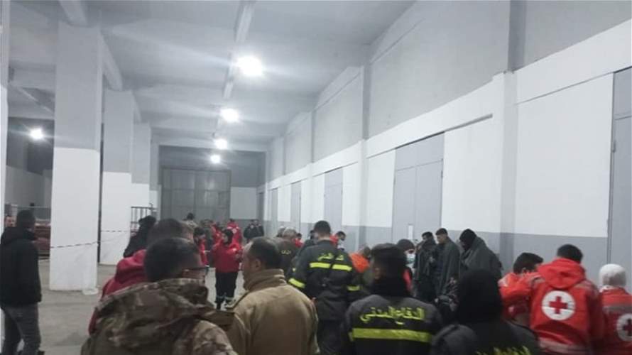 بعد عملية الإنقاذ من على متن المركب قبالة سلعاتا... وصول الدفعة الاولى من الناجين إلى مرفأ طرابلس (صور)
