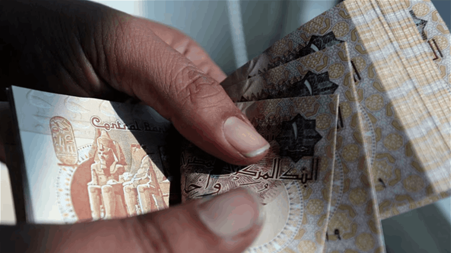 Foreign investors pour $925 mln into Egypt since Wednesday