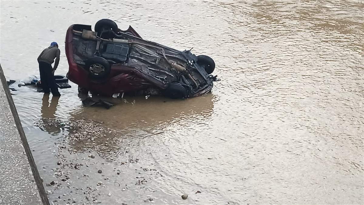 اصطدام سيارتين وهبوط إحداهما في النهر في الكرنتينا بسبب قوة الضربة