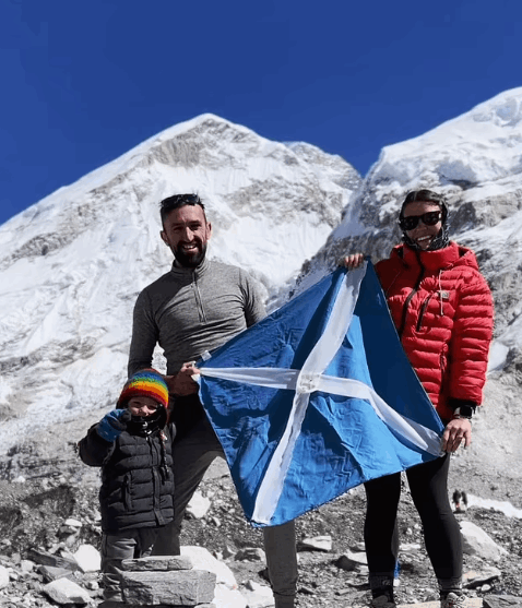 يبلغ من العمر عامين... تعرفوا إلى أصغر شخص يصل إلى جبل إيفرست! (صور)