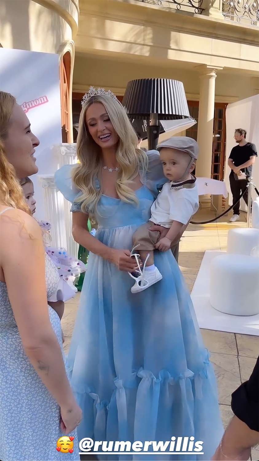 أطلقت له كلمة جديدة... باريس هيلتون تحتفل بعيد ميلاد طفلها الأول (صور)