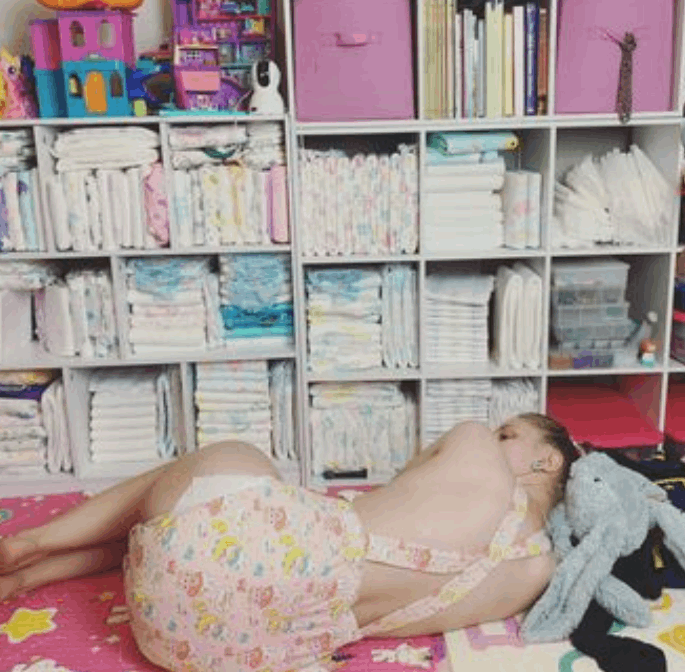 شابة تعيش كطفل رضيع... تلهو بألعاب الأطفال وتنفق الأموال على الحفاضات وهذه قصتها الصادمة! (صور)