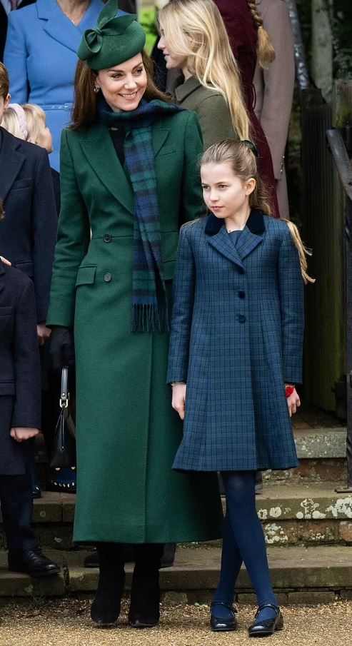 كيت ميدلتون تسرق الأضواء في يوم عيد الميلاد بإطلالة كلاسيكية وأنيقة (صور)