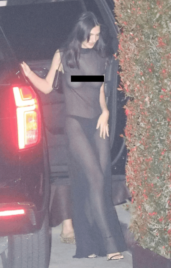 من الأبيض العاري الى الأسود الشفاف بالكامل... إطلالات كشفت الكثير لإميلي راتاجكوفسكي خلال الأوسكار وبعده! (صور)