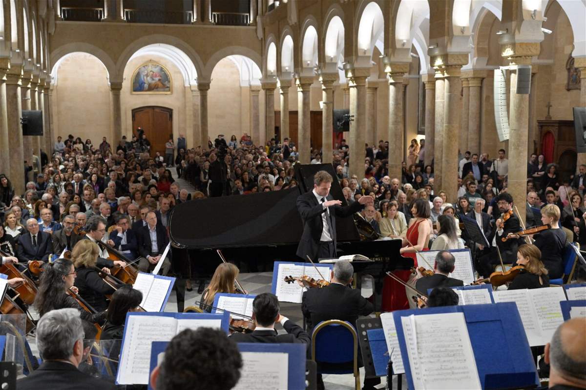 المايسترو العالمي شومان قائد الأوركسترا الفلهارمونية وعازفة البيانو بيريزوفسكي يحلقان في فضاء بيروت (صور)