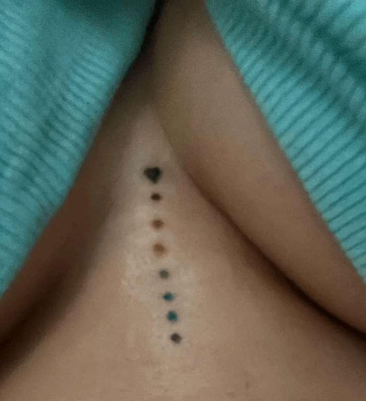 رسمت وشما بين ثدييها لكنها منزعجة من النتيجة... وهذا ما فعله معها فنان الوشم! (صورة)