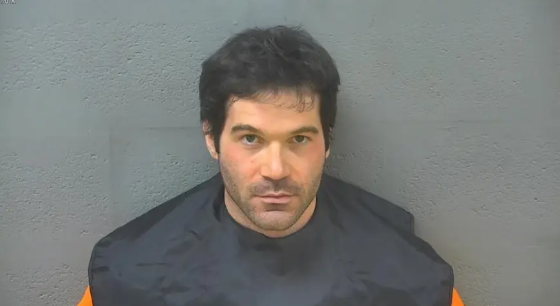 مضيف طيران يصور قاصرات في حمام الطائرة... وهكذا ضبطته الضحية الأخيرة! (صور)