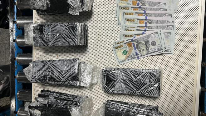 مخبأ بطريقة احترافية... إحباط محاولة تهريب مبلغ مالي مزيف إلى تركيا