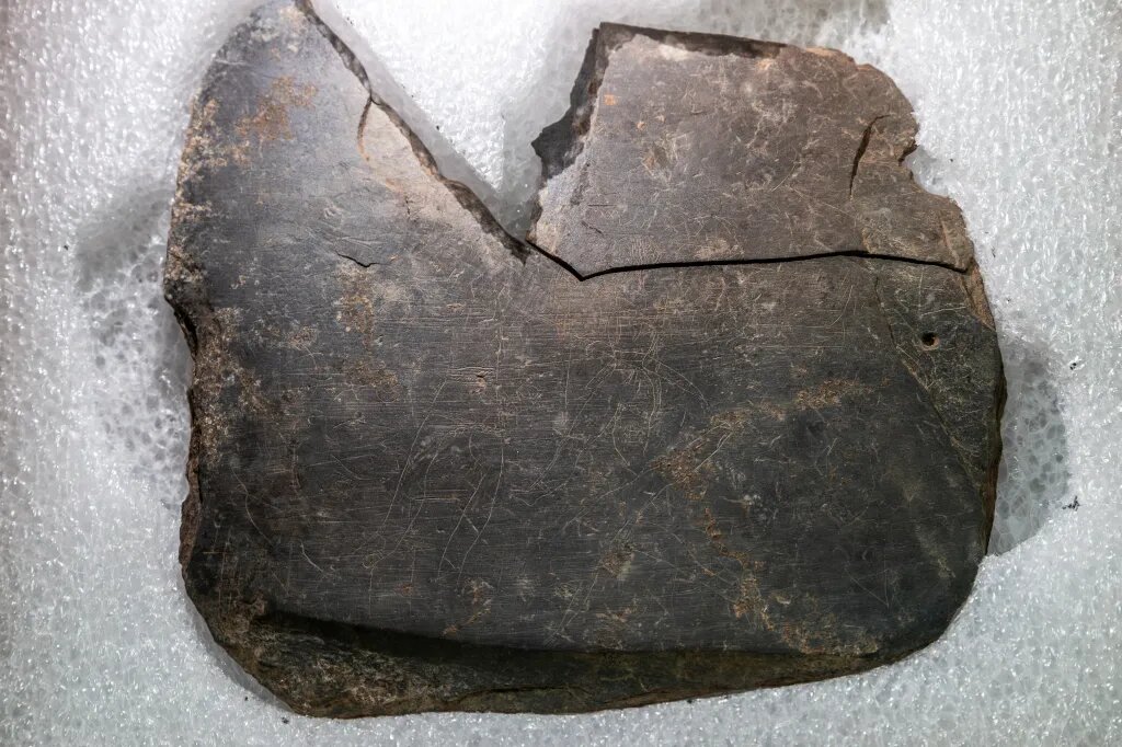 اكتشاف مذهل... العثور على حجر قديم من الحضارة المفقودة يعود إلى 600 عام قبل الميلاد! (صورة)