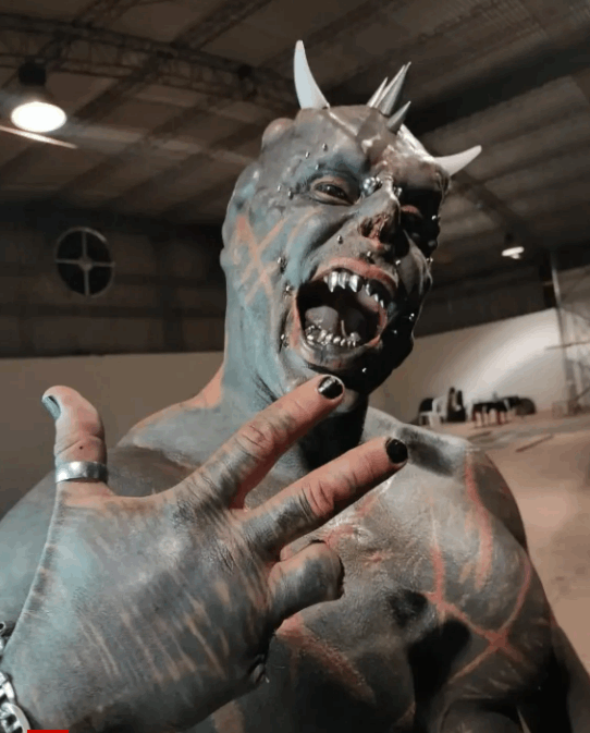 هل تعرفون الشيطان البشري ؟... أزال أذنيه وأنفه وحلمتيه وبتر 3 أصابع للحصول على مخالب شيطانية! (فيديو)