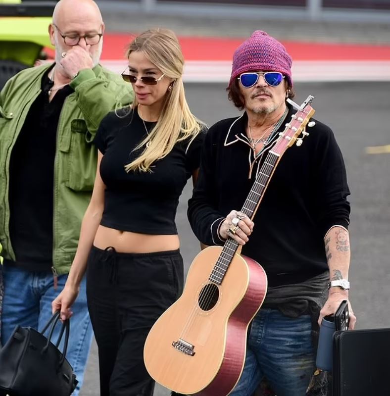 بعد طلاقه من آمبر هيرد... جوني ديب في علاقة حب جديدة؟! (صور)