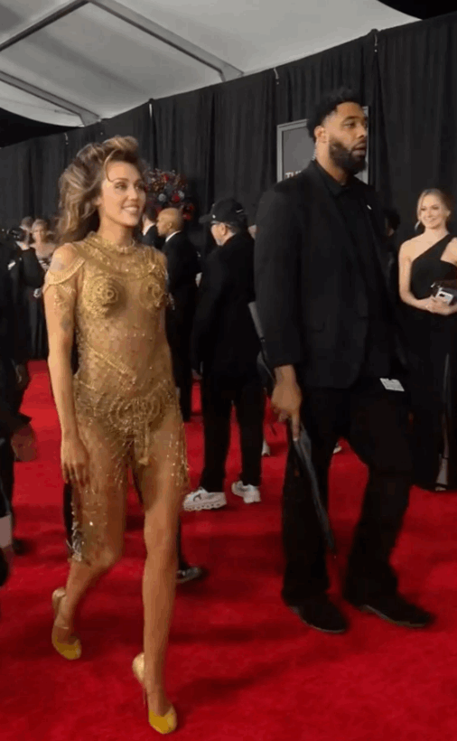  ربما نسيت ملابسي الداخلية! ... سيدة وضعت يدها خلف مؤخرة مايلي سايروس في حفل غرامي طوال الوقت والسبب صادم! (صور)